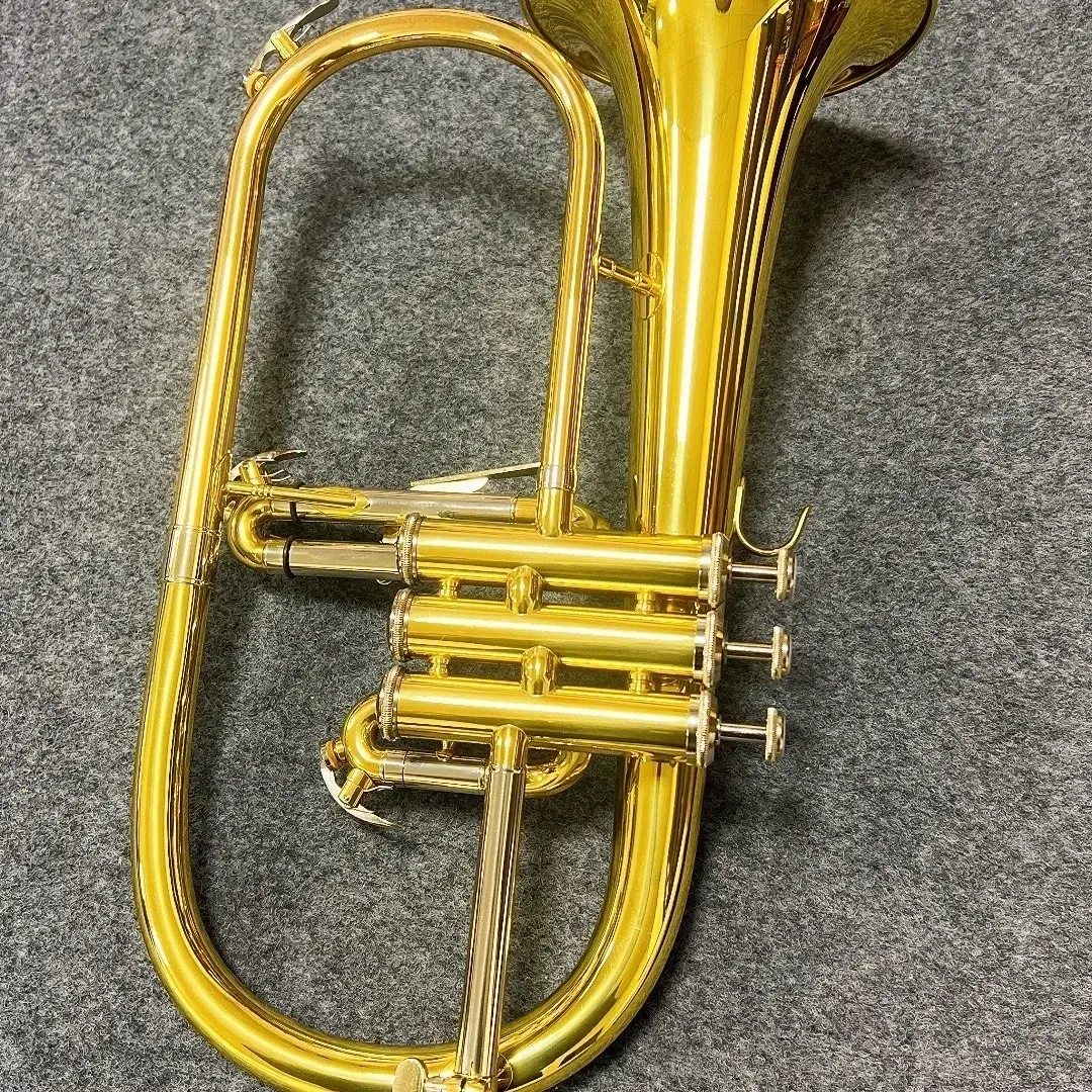 High-quality small trumpet surface electrophoresis golden trumpet in B major musical instrument for performance.