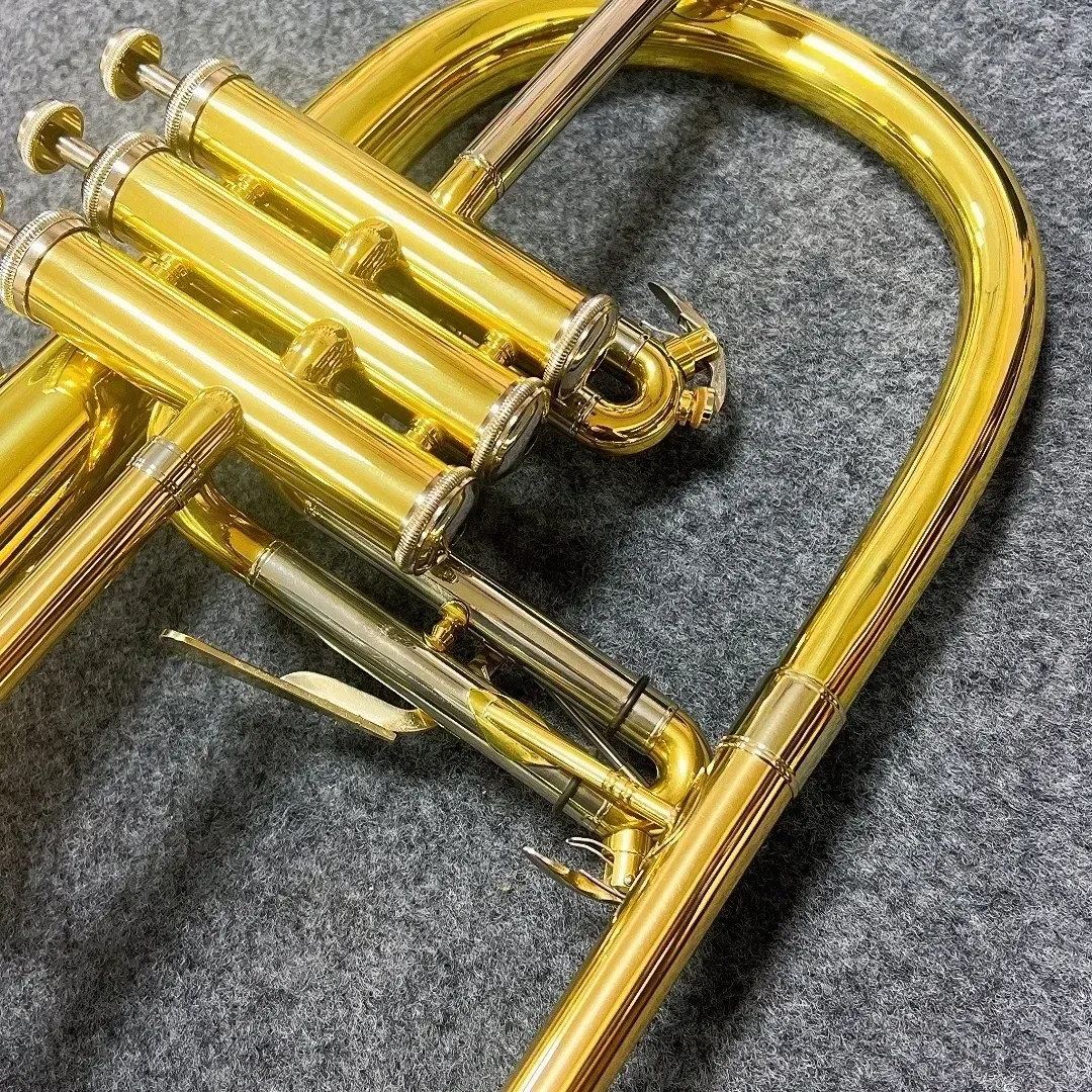 High-quality small trumpet surface electrophoresis golden trumpet in B major musical instrument for performance.
