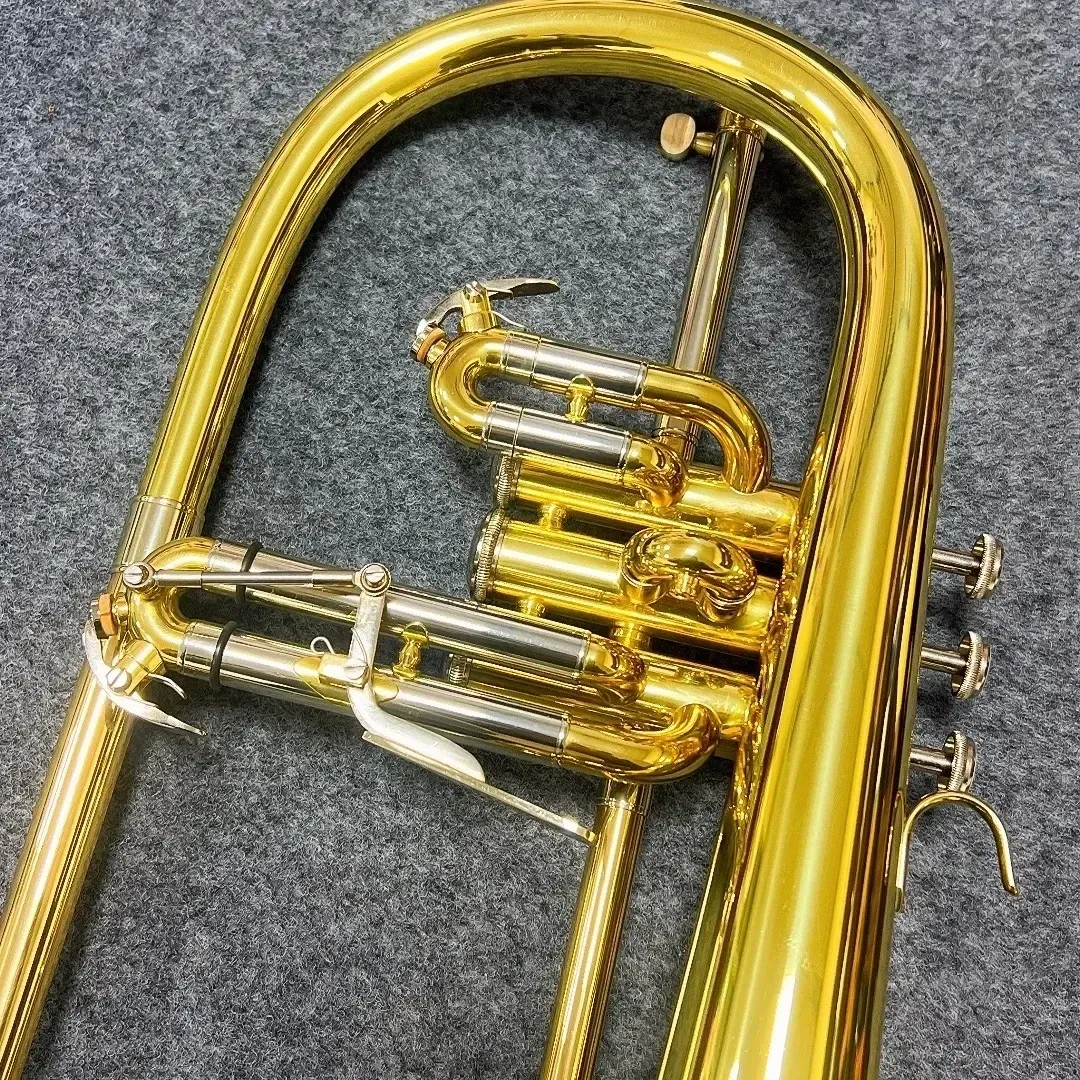 High-quality small trumpet surface electrophoresis golden trumpet in B major musical instrument for performance.