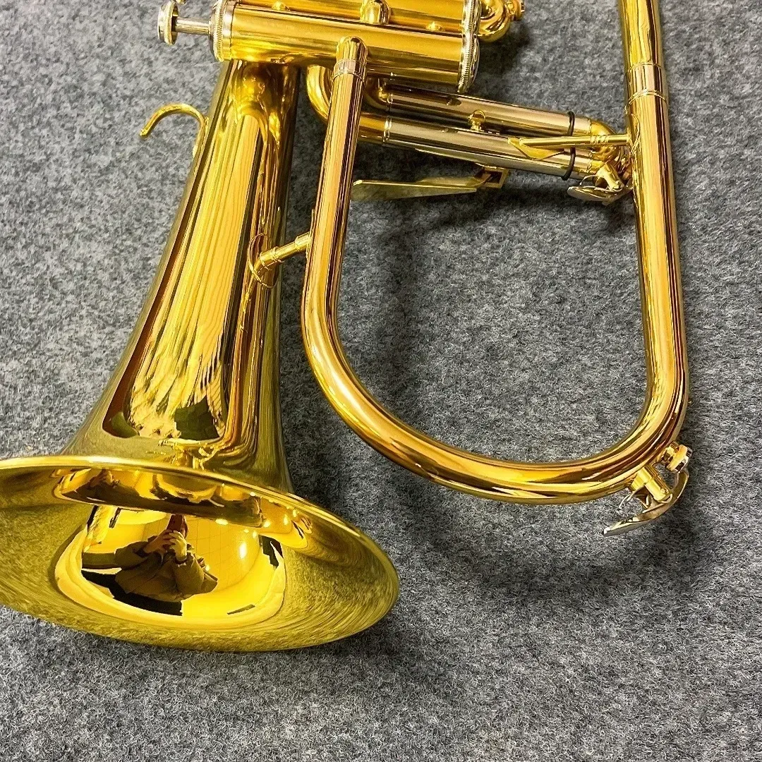 High-quality small trumpet surface electrophoresis golden trumpet in B major musical instrument for performance.