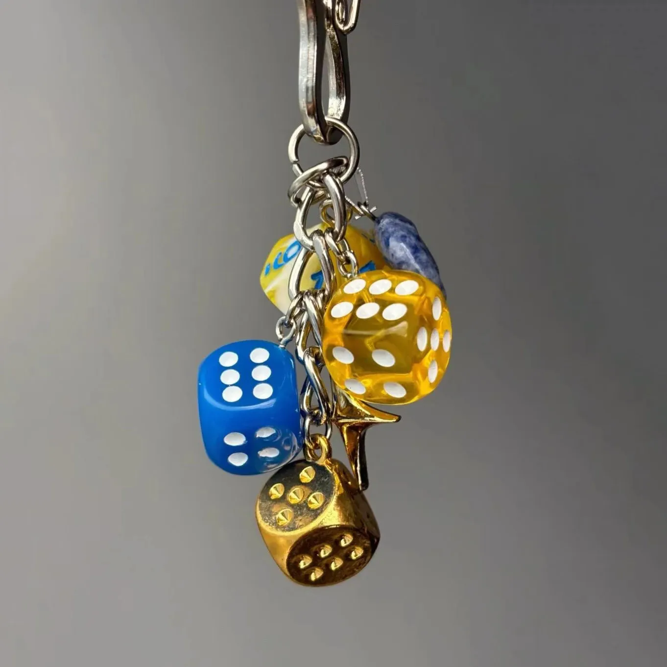 대량 Dice Bag Charm Keychain 화려한 행운의 주사위 키 체인 펜던트 가방 매력 전화 DIY 교수형 매달려 키 키링  Y2K 자동차 키 체인 장식용 액세서리 250515 미니 가방 키 체인 구매로 큰 절약 | DHgate에서의 최고의 거래