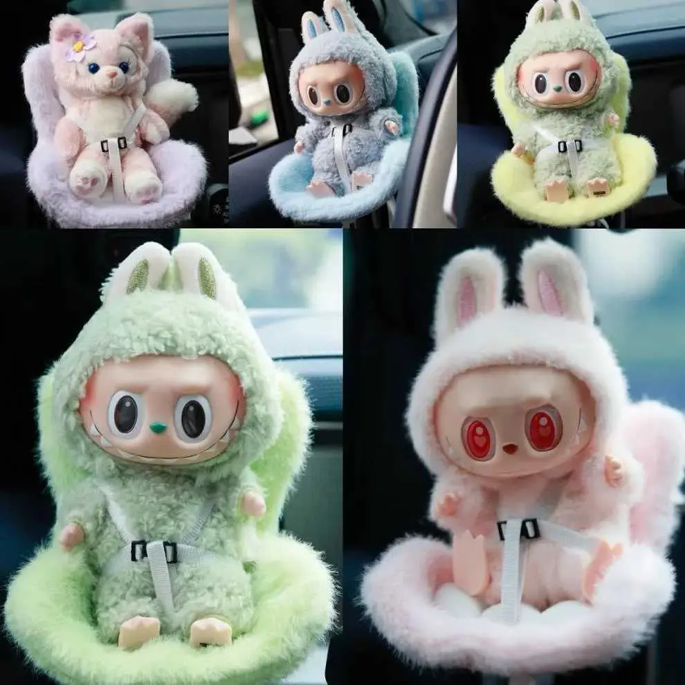 Charmant Siège Auto Poupée En Peluche – Ceinture De Sécurité – Décoration Voiture Ou Bureau – Blanc (ou Autres Couleurs)