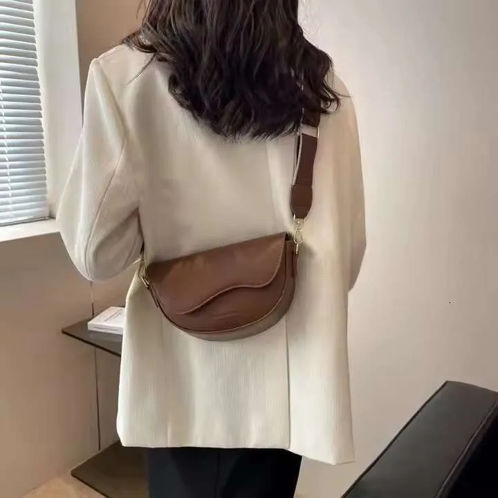 Bolso bandolera tipo sillín para mujer con correas anchas, un elegante bolso bandolera informal de tamaño pequeño para llevar debajo del brazo, ideal para uso diario._voghion.com