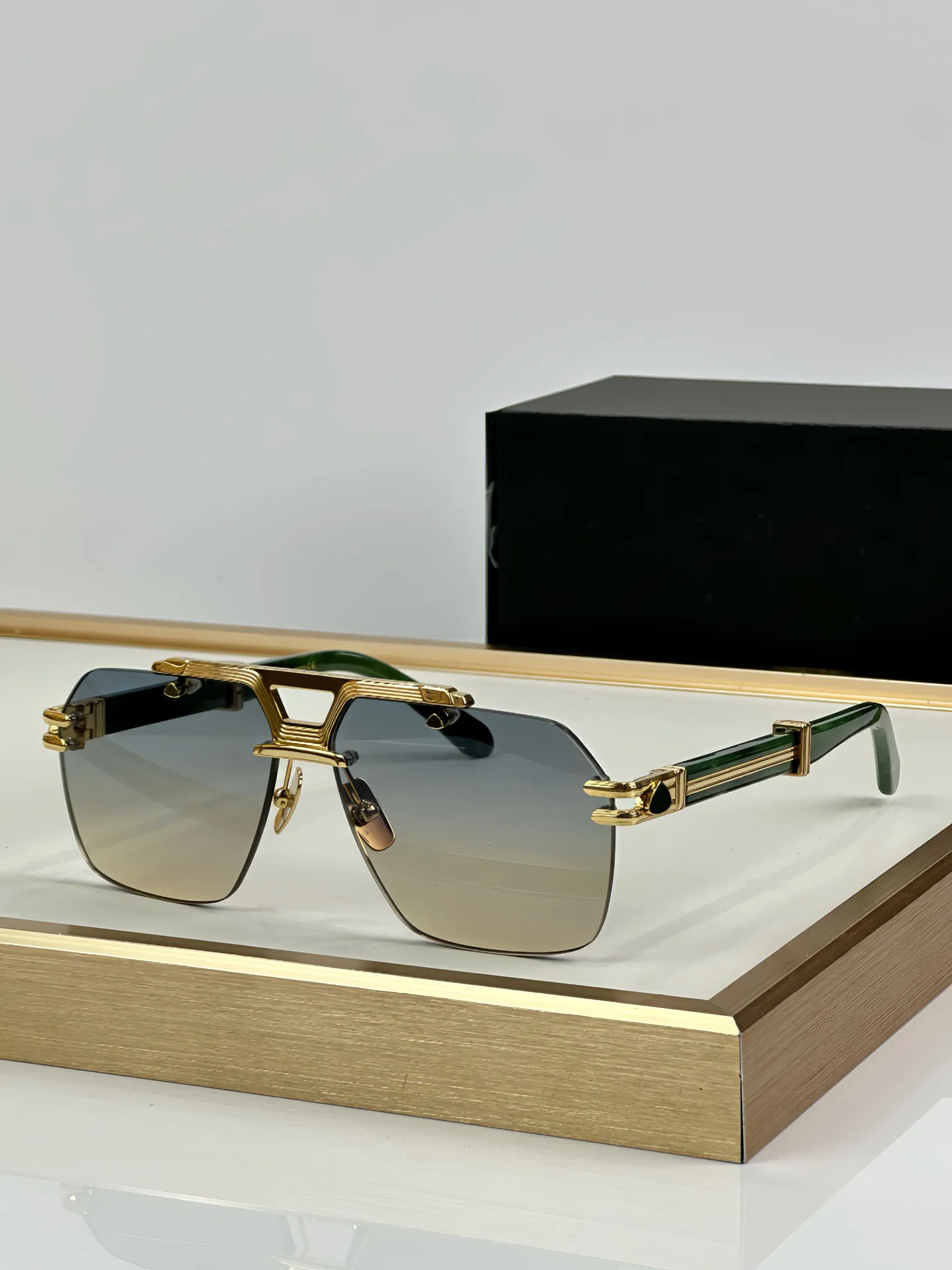 Designer Sunglasses For Men And Women: Latest Fashion Sun Glasses With ...