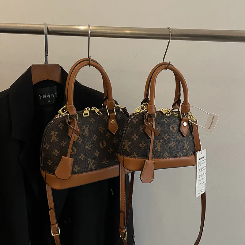 Borsa a tracolla da donna alla moda per la primavera, nuova collezione 2025, elegante e raffinata._voghion.com