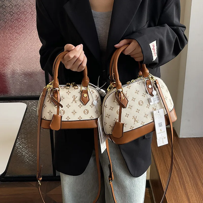 Borsa a tracolla da donna alla moda per la primavera, nuova collezione 2025, elegante e raffinata._voghion.com