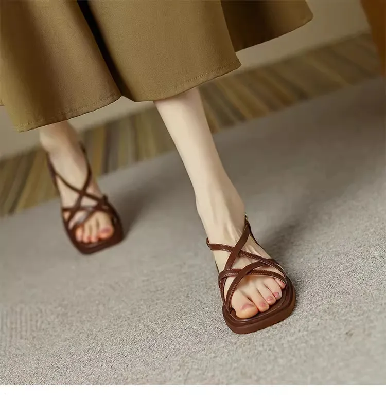 Scarpe casual estive da donna con punta aperta, marroni francesi, con fondo piatto e cinturino singolo da spiaggia, sottili strisce incrociate basse_voghion.com