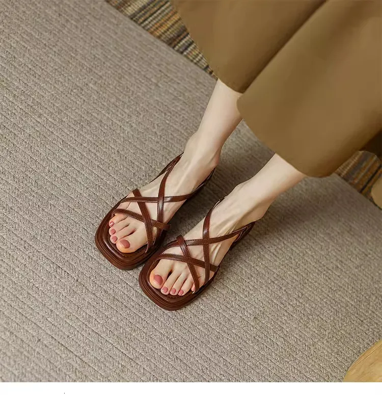 Scarpe casual estive da donna con punta aperta, marroni francesi, con fondo piatto e cinturino singolo da spiaggia, sottili strisce incrociate basse_voghion.com