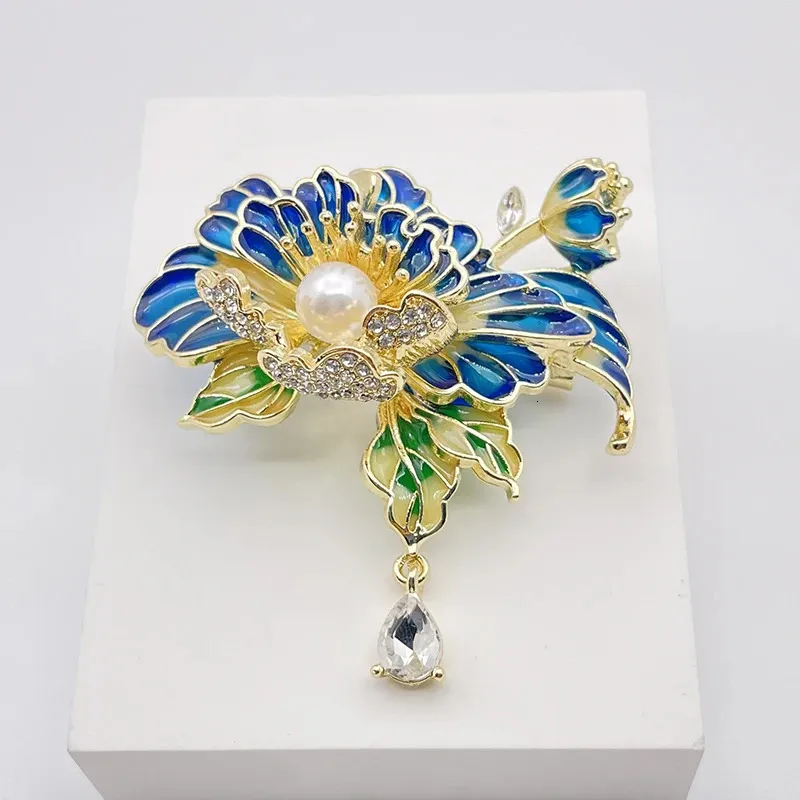 Wholesale Peony Flower Rhinestone Peony Brooch - Fashionable Clothing Accessory for Women (250527)