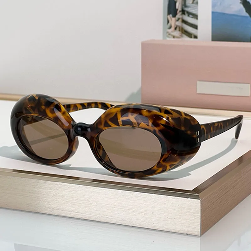 Luxury Reverie Beach Cat Eye Sunglasses The Best Cat-Eye Sunglasses to Wear All Year Long | Vogue main image 3