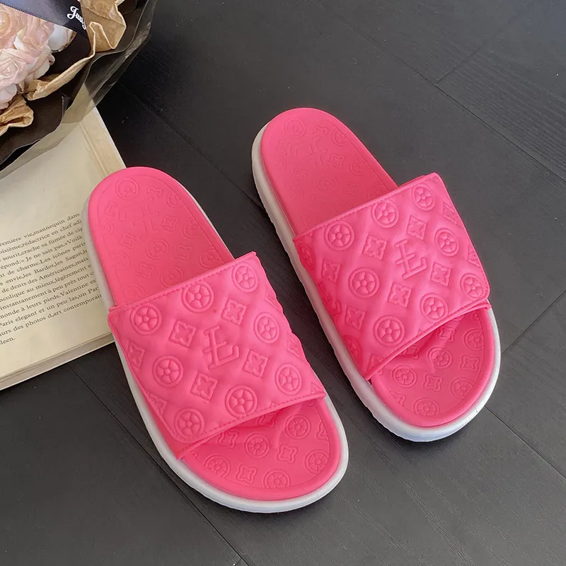 Bestselling 2026 Summer New Design Couple's Versatile Beach Fashionable Embossed Casual Thick Soft Bottom Outerwear_voghion.com