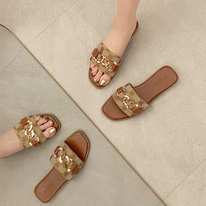 2026 New Design Women's Printed Square Headed Flat Fashionable Retro Chain Buckle Casual Versatile Beach Slippers_voghion.com