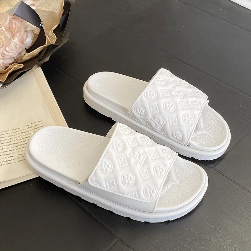Bestselling 2026 Summer New Design Couple's Versatile Beach Fashionable Embossed Casual Thick Soft Bottom Outerwear_voghion.com