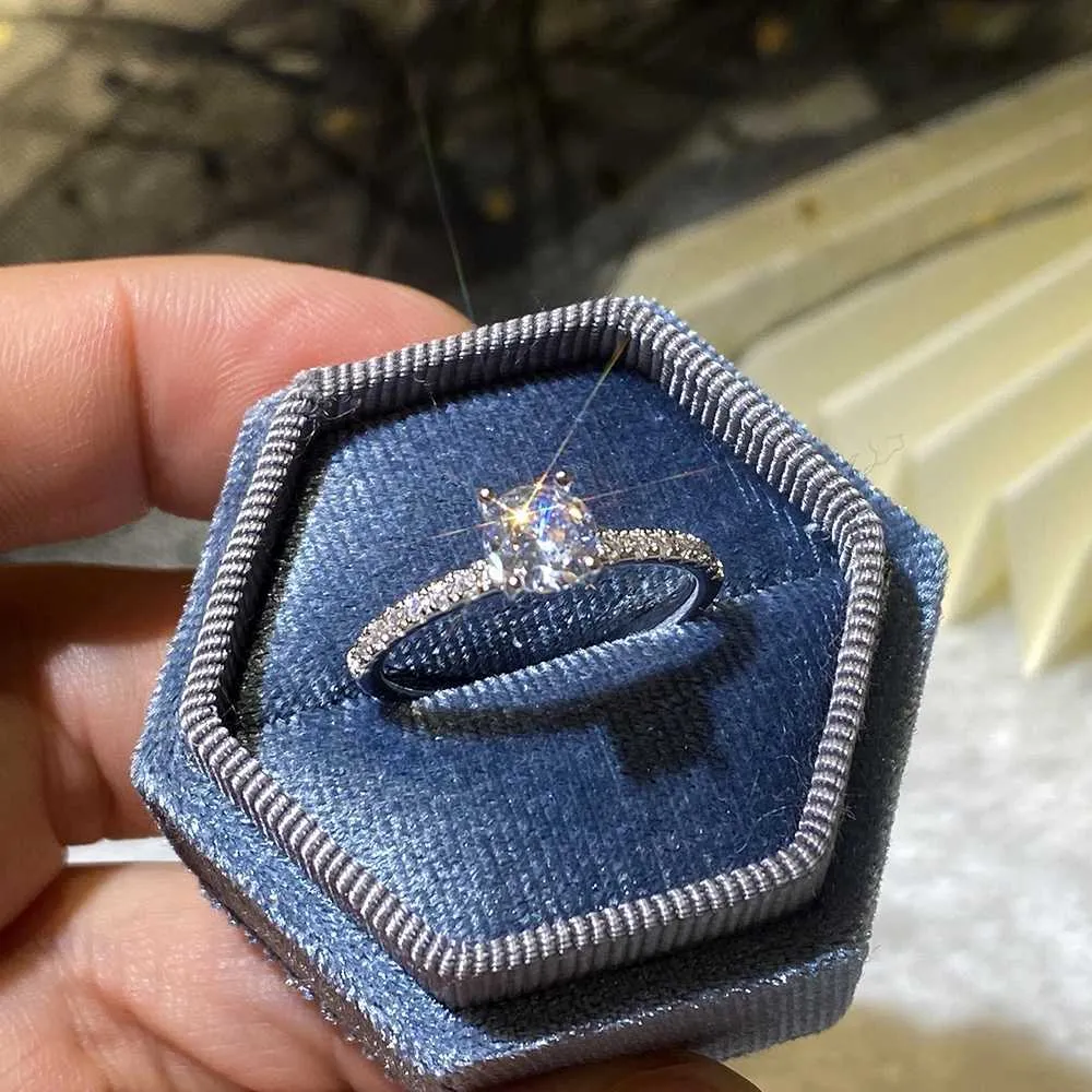 Classic 4-claw Round Zirconia Women's Engagement Wedding Ring_voghion.com