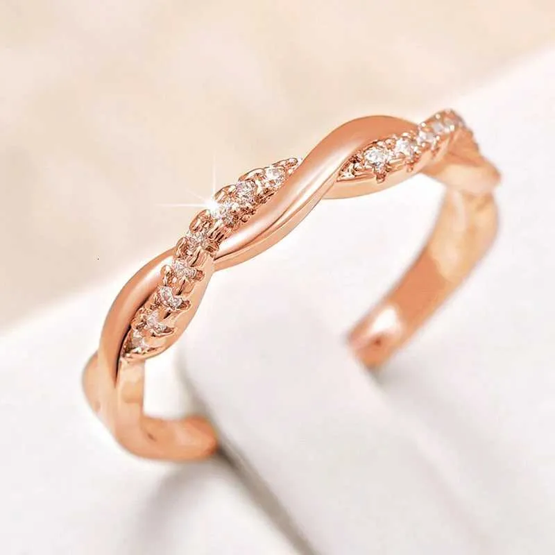 Huitan elegante damesring met gedraaide band en zirkonia_voghion.com