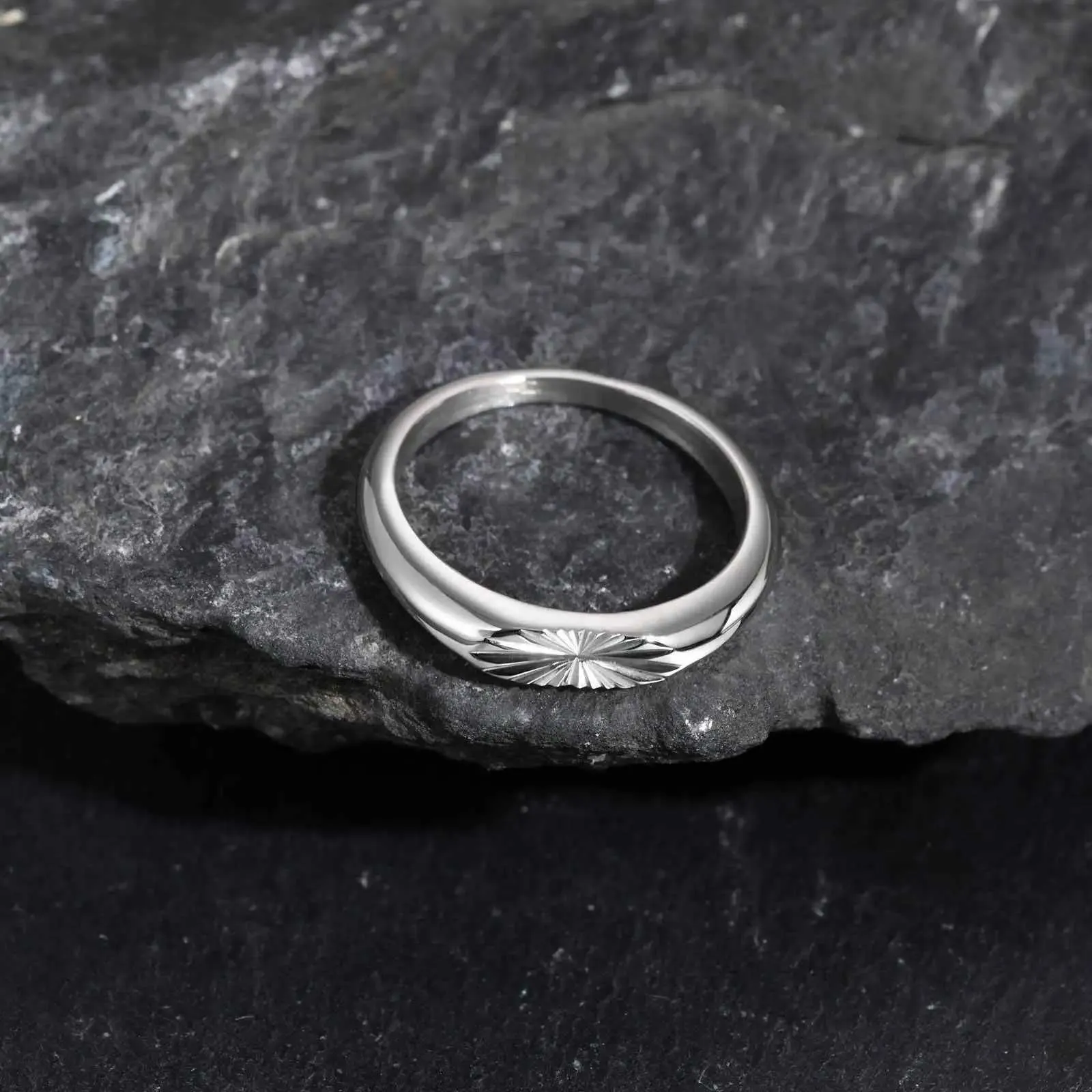 Minimalistisk herrring i rostfritt stål med solmotiv_voghion.com