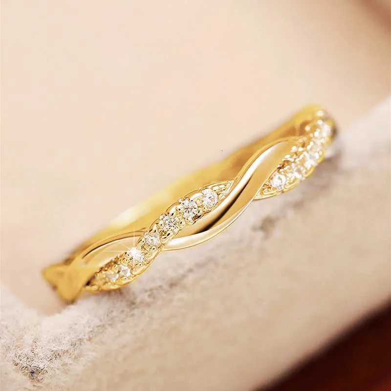 Huitan elegante damesring met gedraaide band en zirkonia_voghion.com