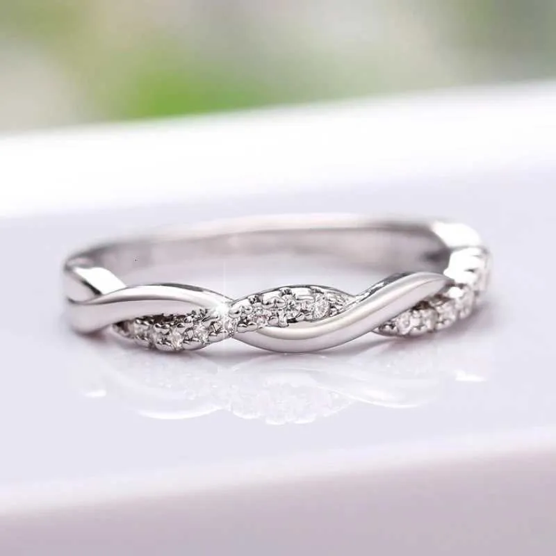 Huitan elegante damesring met gedraaide band en zirkonia_voghion.com