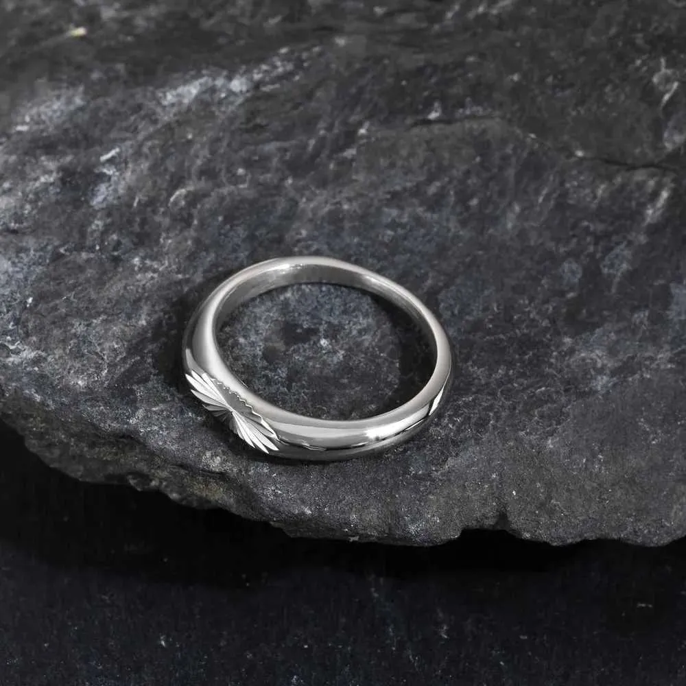 Minimalistisk herrring i rostfritt stål med solmotiv_voghion.com