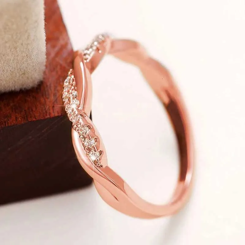 Huitan elegante damesring met gedraaide band en zirkonia_voghion.com