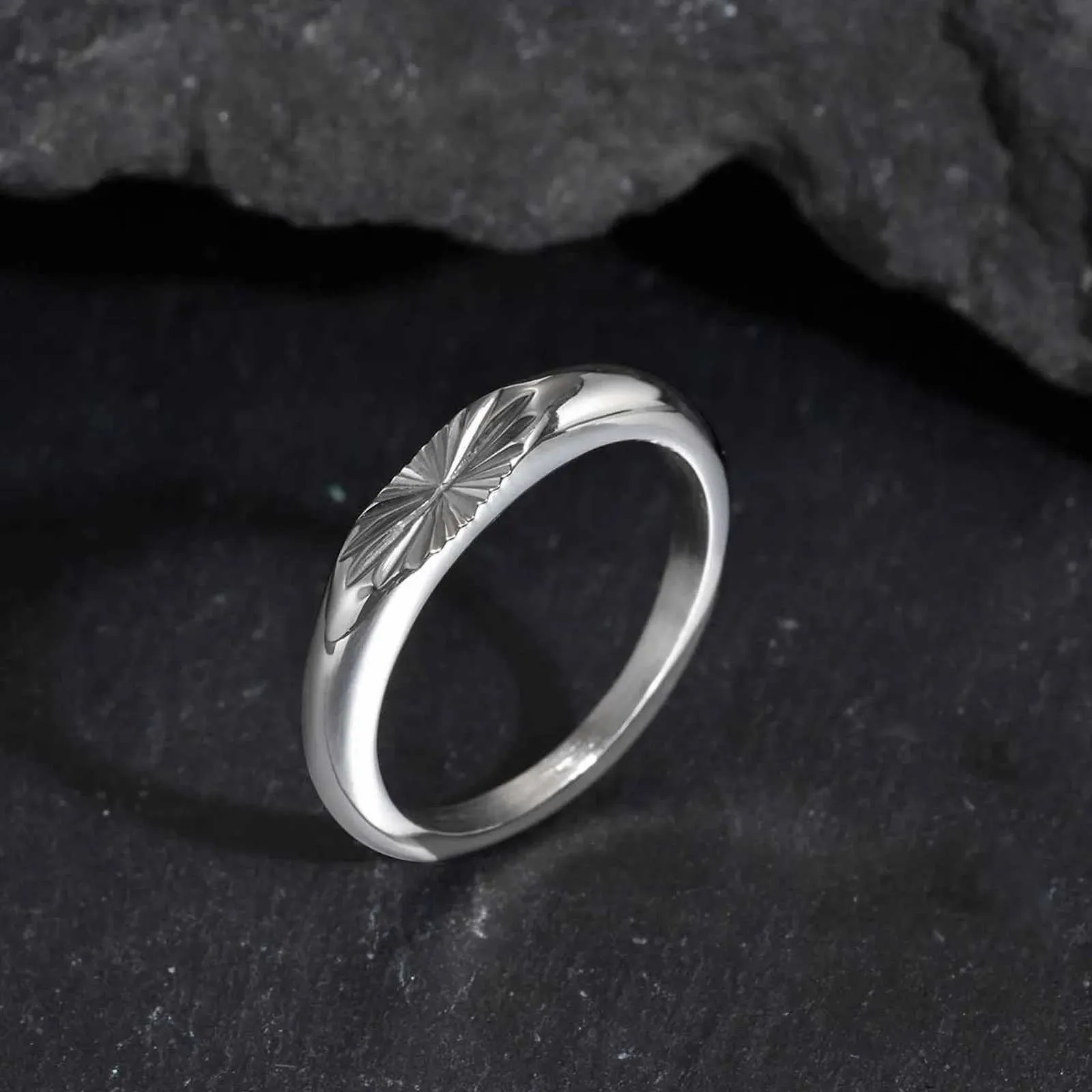Minimalistisk herrring i rostfritt stål med solmotiv_voghion.com