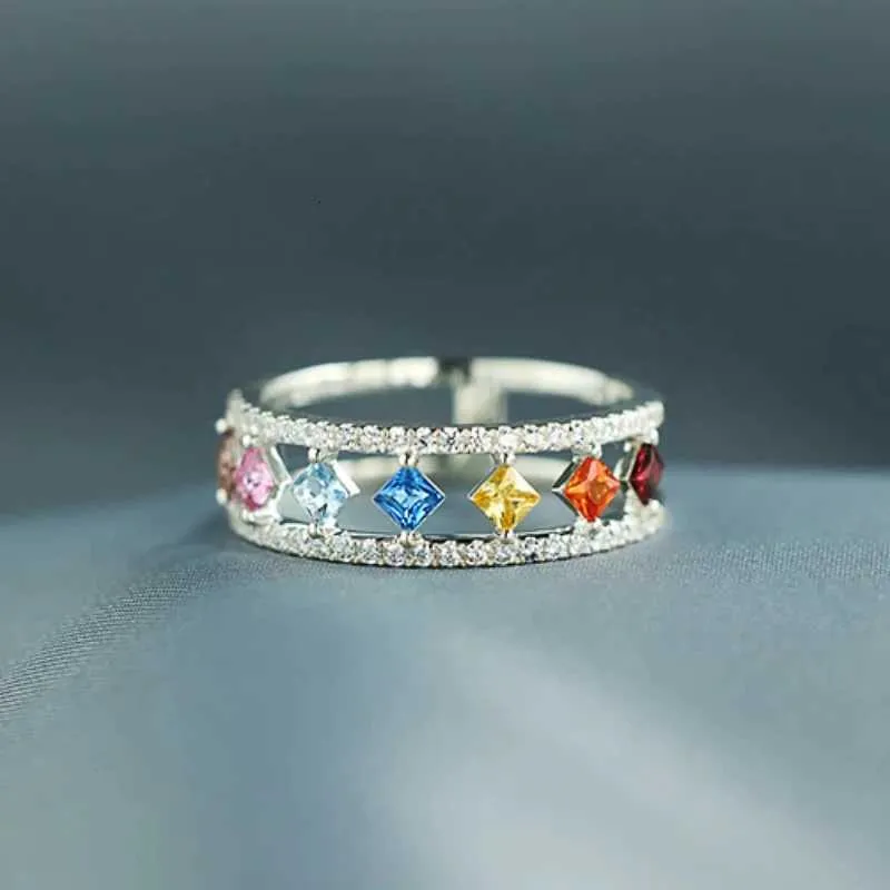 Anillo huitan estilo princesa con circonitas coloridas plata moda_voghion.com