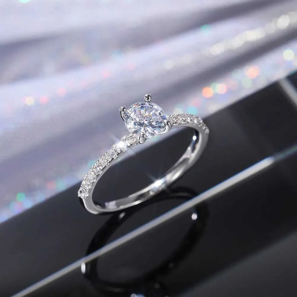 Classic 4-claw Round Zirconia Women's Engagement Wedding Ring_voghion.com
