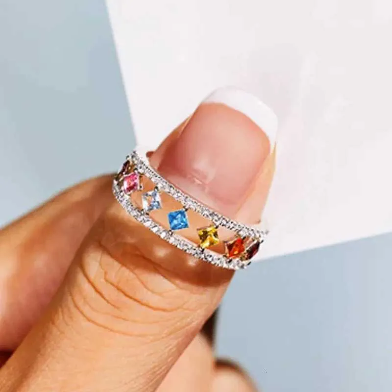Anillo huitan estilo princesa con circonitas coloridas plata moda_voghion.com