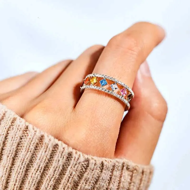 Anillo huitan estilo princesa con circonitas coloridas plata moda_voghion.com