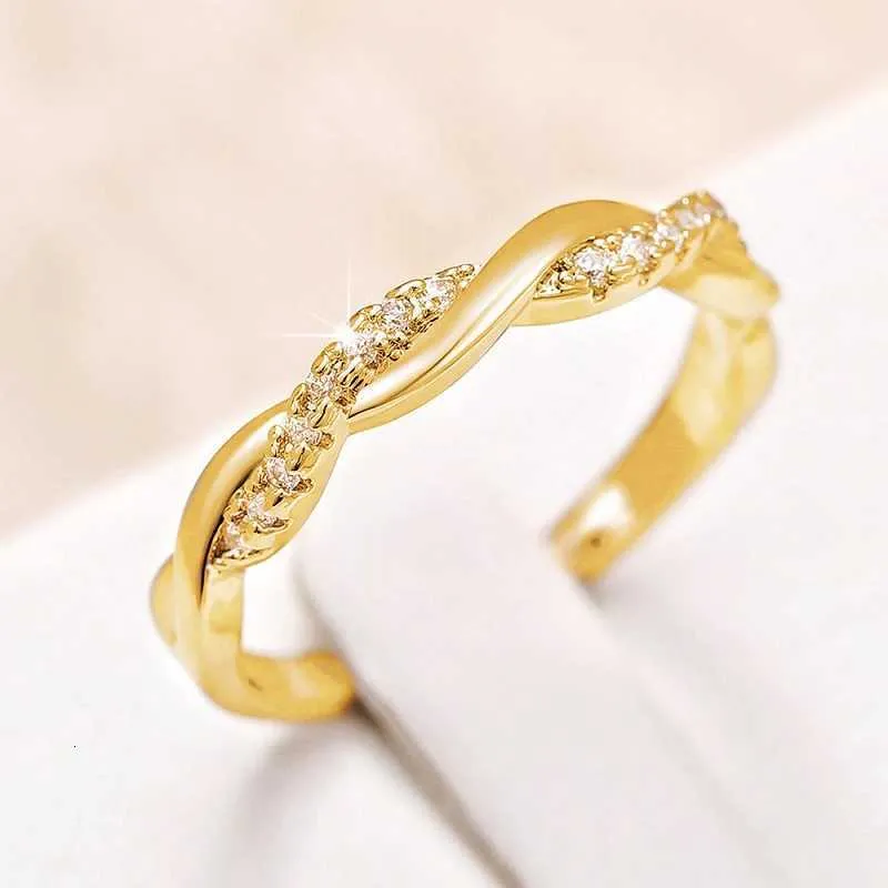 Huitan elegante damesring met gedraaide band en zirkonia_voghion.com