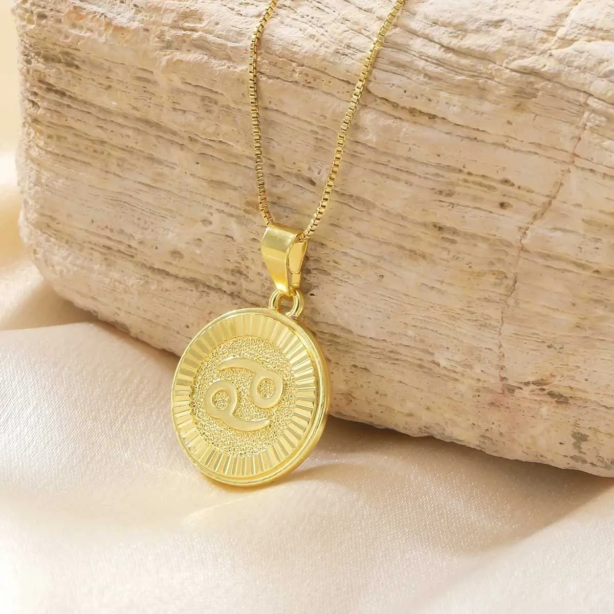 Constellation 18K vergulde horoscoopmedaille hanger ketting voor dames M251216_voghion.com