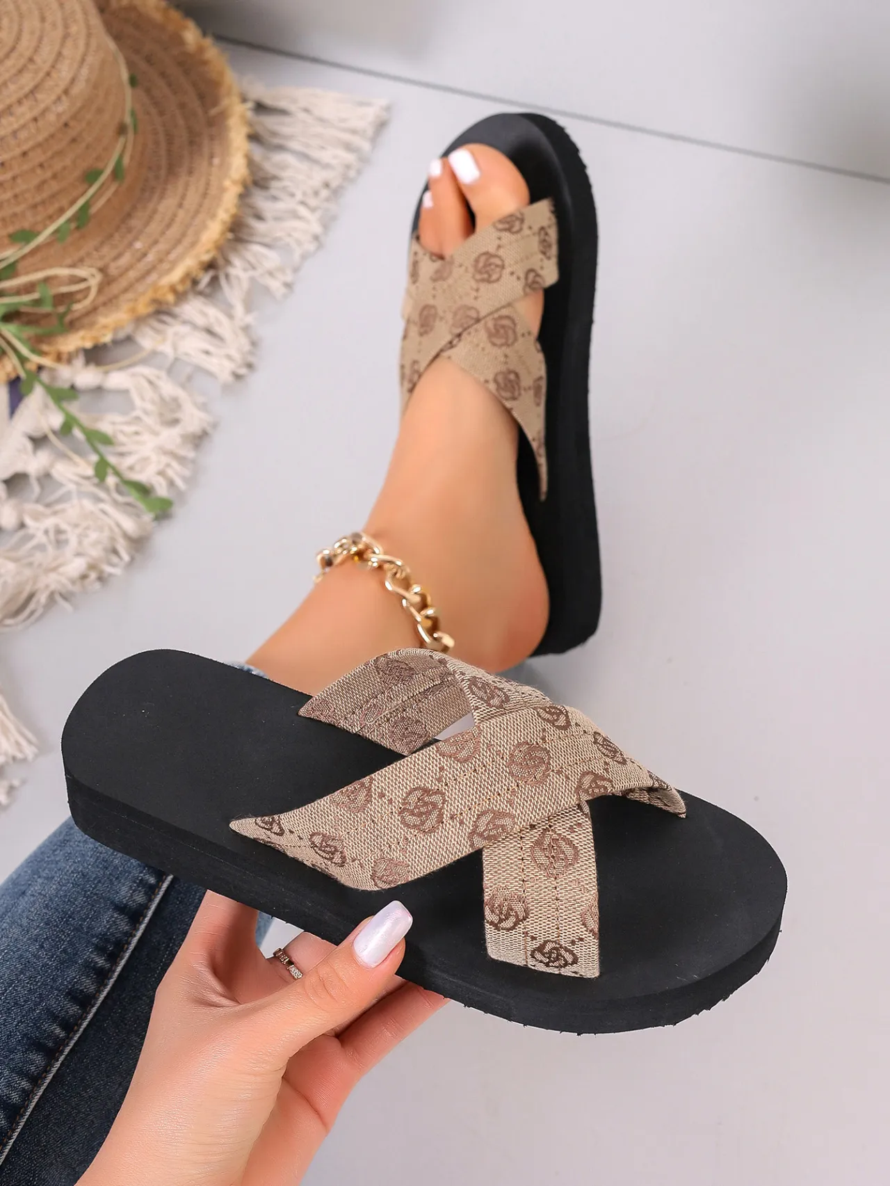 Hot Sale Platform Crisscross Strap Beach Slippers Women Summer New Arrival Casual Lightweight Large Size 36 43 Printed_voghion.com