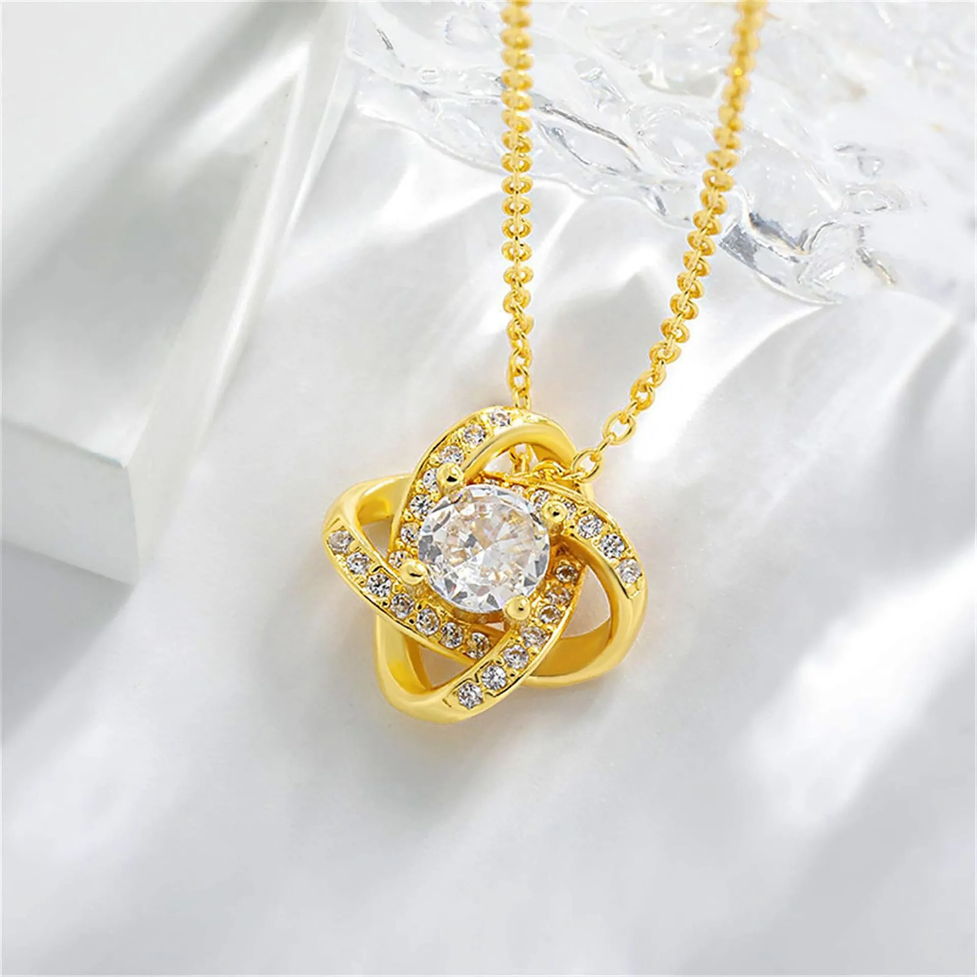 Neues Set aus blumenförmigen Anhängern, leichten, luxuriösen und modischen Ohrringen sowie einer drehbaren Glücksklee-Halskette._voghion.com