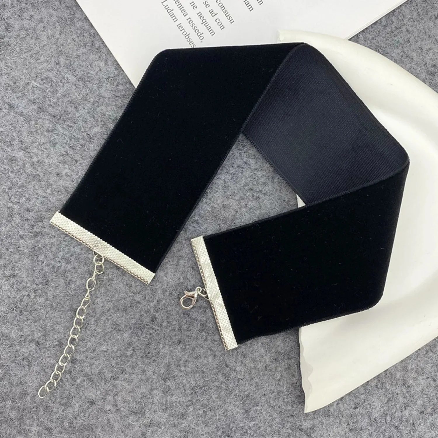 Collana Lunga In Velluto Scamosciato Nera – Girocollo Punk Con Piuma – Donna
