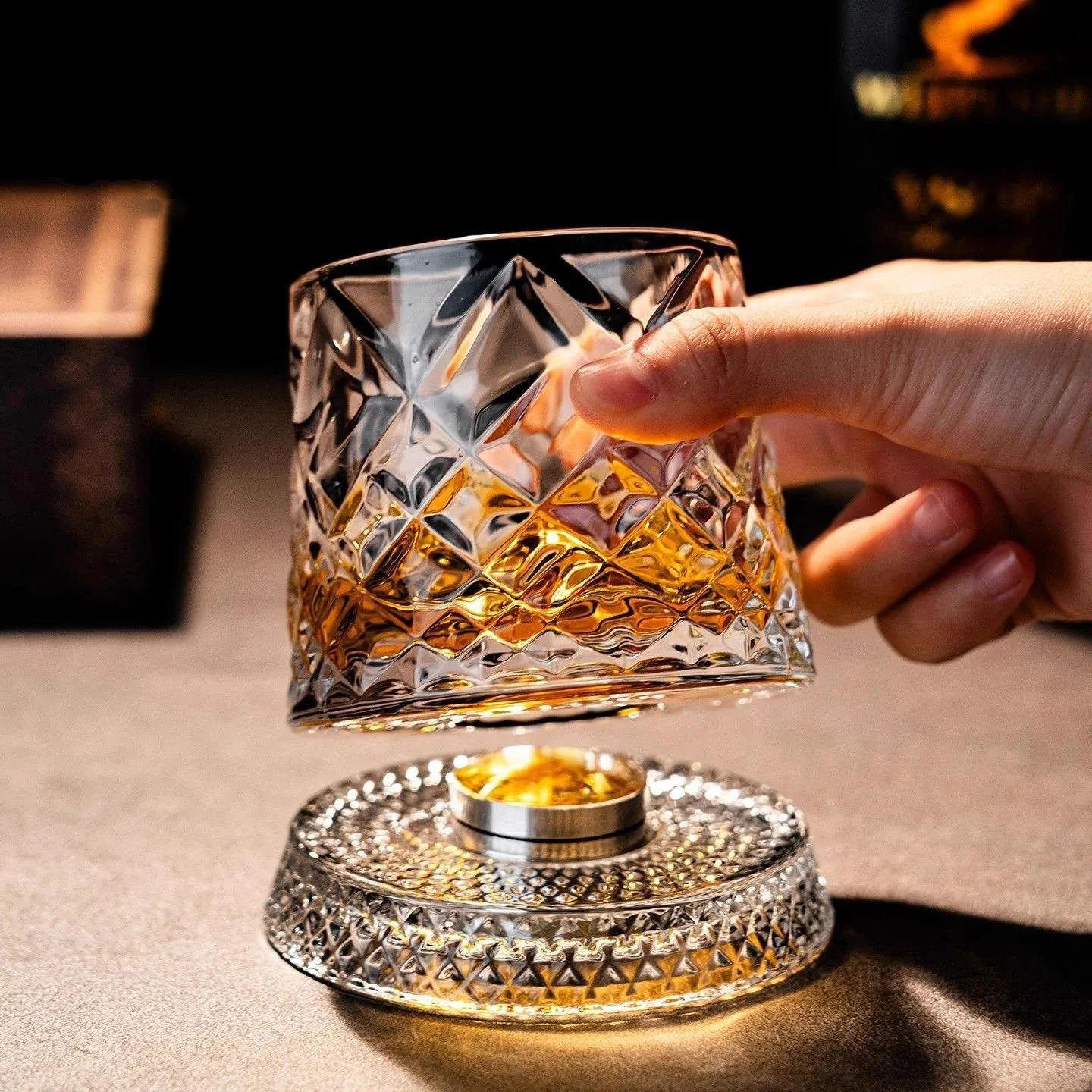 Whiskygläser, drehbares Whiskyglas mit Glasboden, um 360 Grad drehbar, Kristall-Rumglas für Cocktail-Party-Trinken, 251218