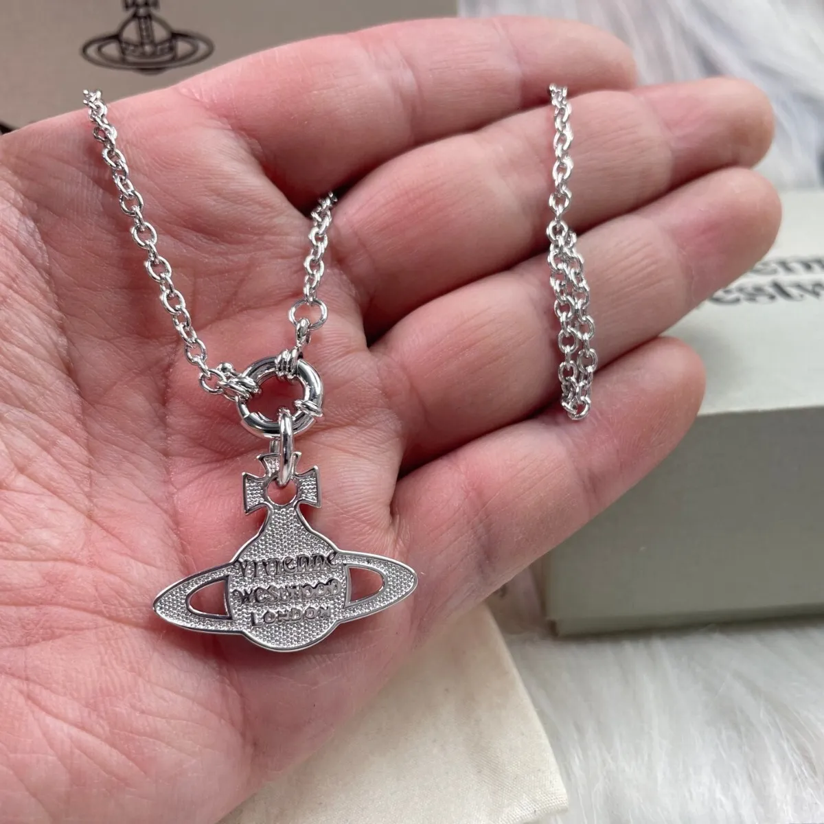 Viviane Jewelry Weswood 皇太后ネックレス ユニセックス三次元惑星 