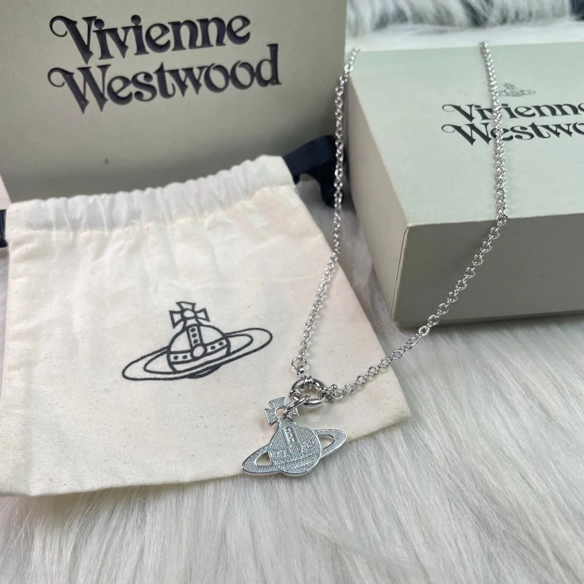 Viviane Jewelry Weswood 皇太后ネックレス ユニセックス三次元惑星 