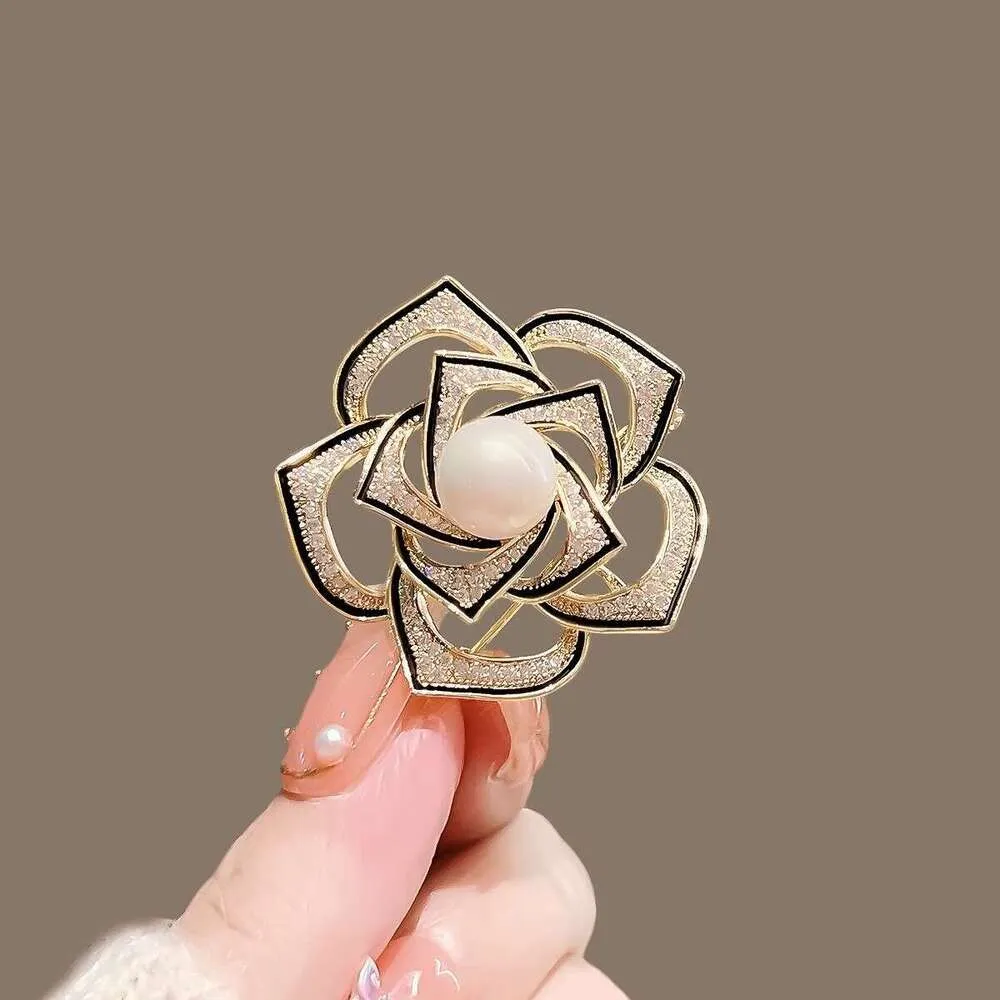 Full Diamond Three Dimensional Camellia Pearl Brooch High End Women's Suit Jacket Pin Autumn Winter Accessories_voghion.com