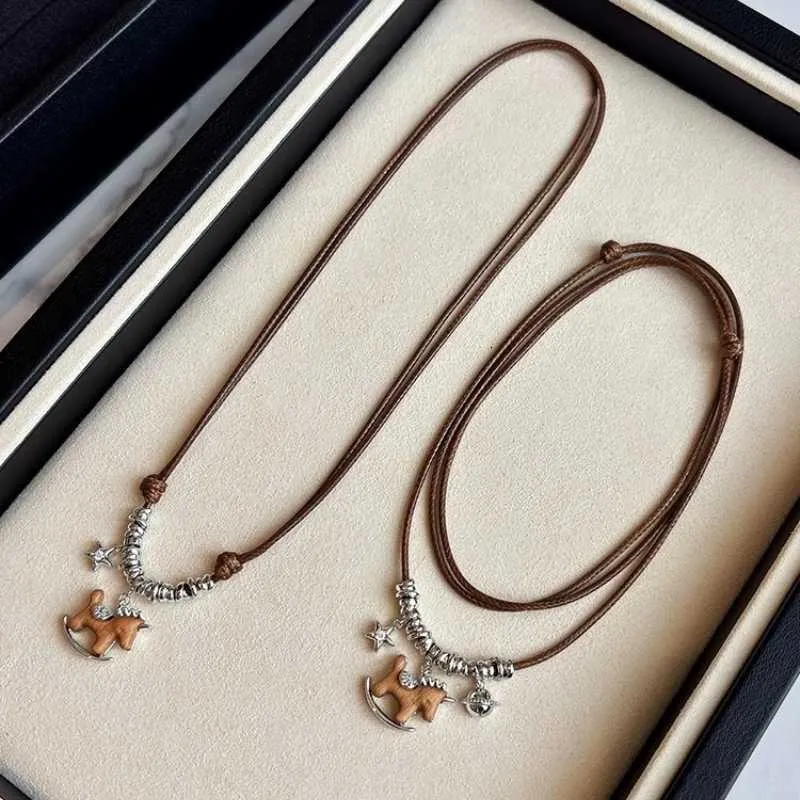 Collier pendentif cheval luxe avec longue chaîne en cuir_voghion.com