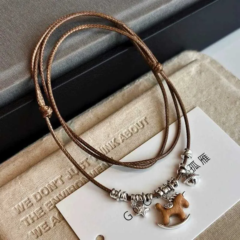 Collier pendentif cheval luxe avec longue chaîne en cuir_voghion.com