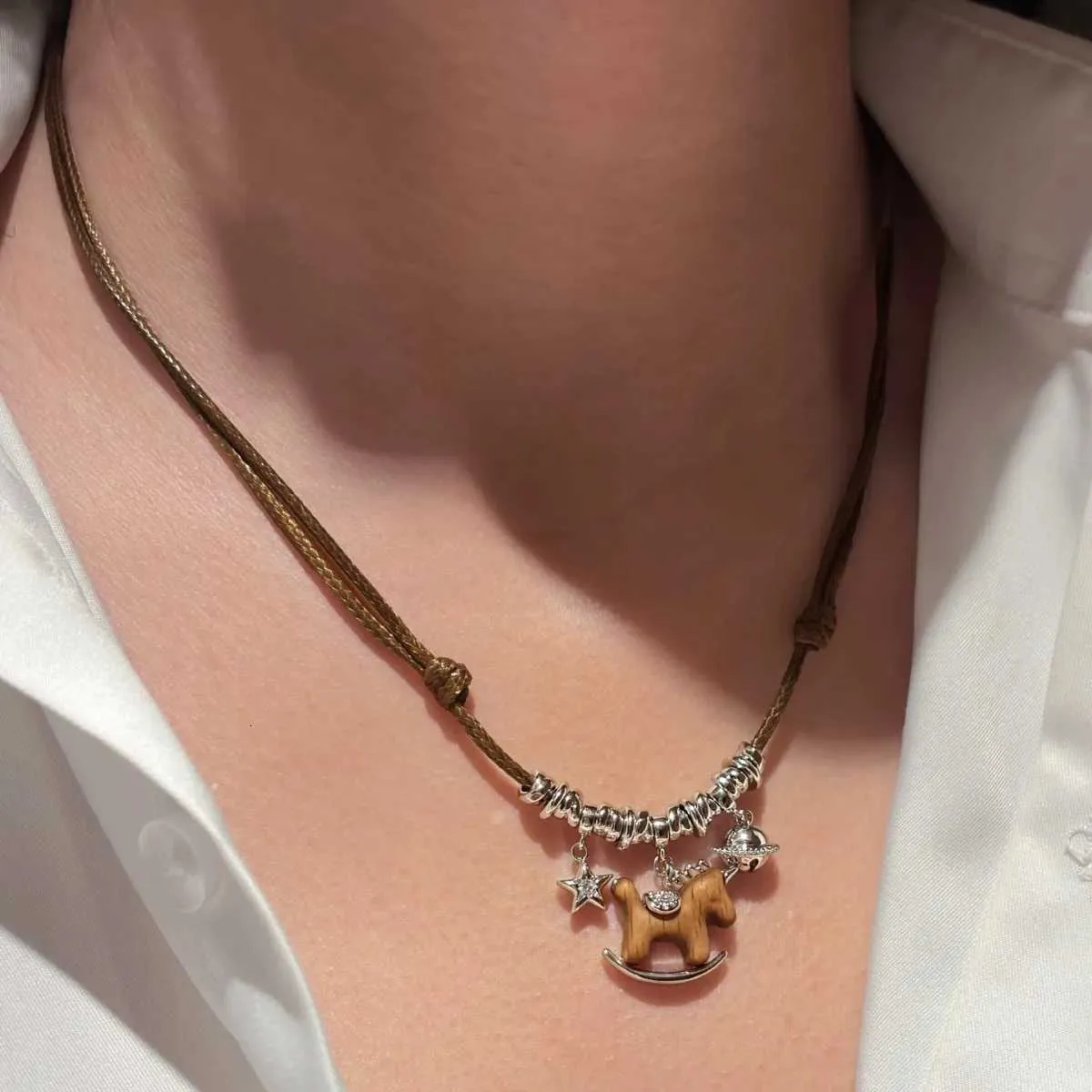 Collier pendentif cheval luxe avec longue chaîne en cuir_voghion.com