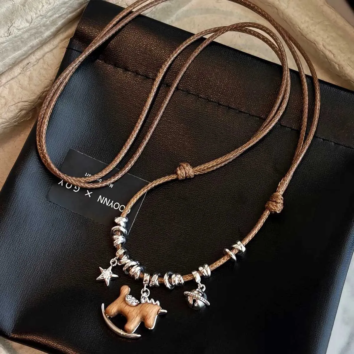 Collier pendentif cheval luxe avec longue chaîne en cuir_voghion.com