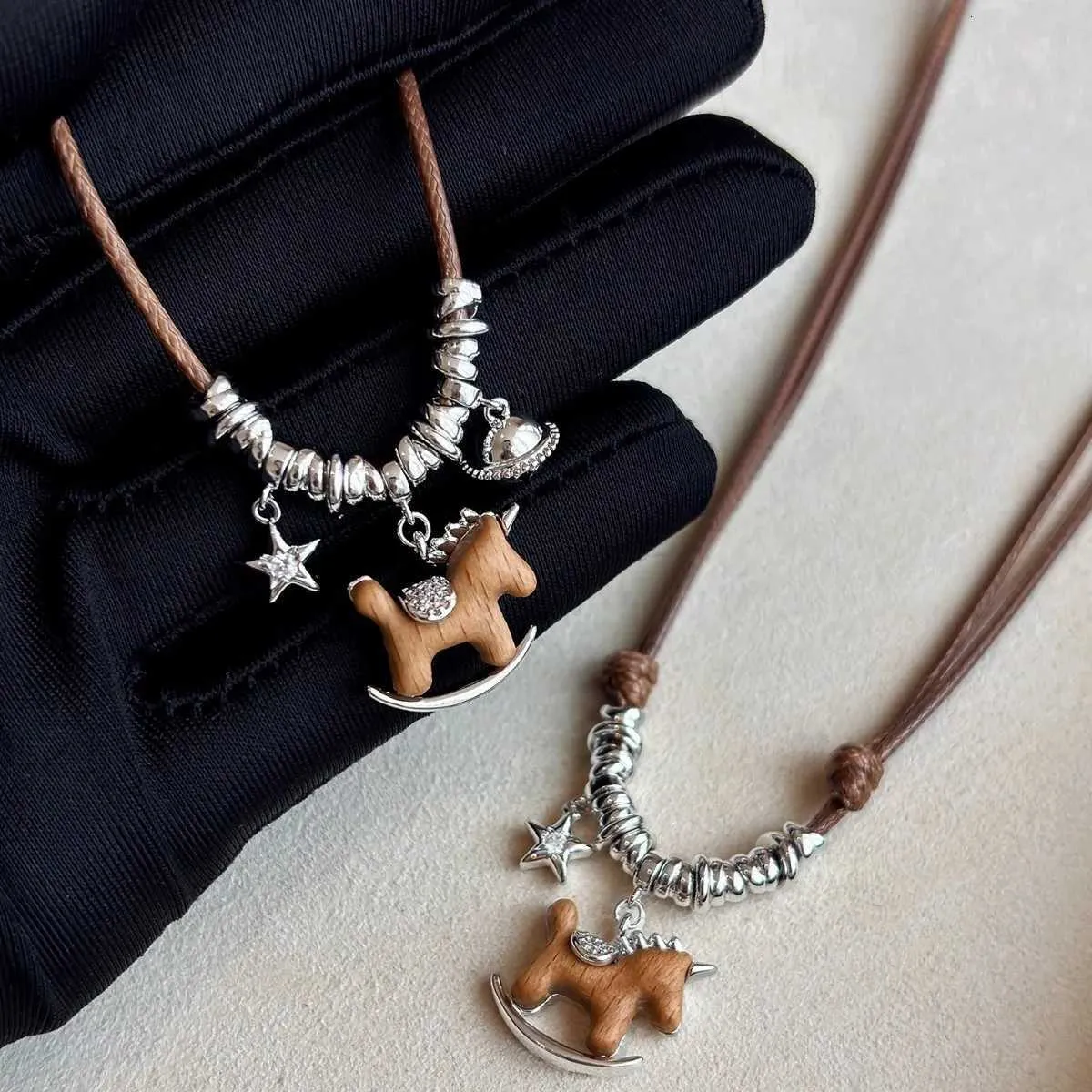 Collier pendentif cheval luxe avec longue chaîne en cuir_voghion.com