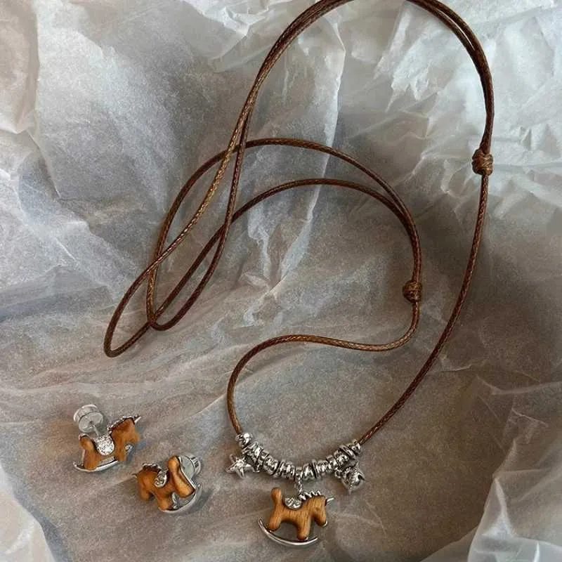 Collier pendentif cheval luxe avec longue chaîne en cuir_voghion.com