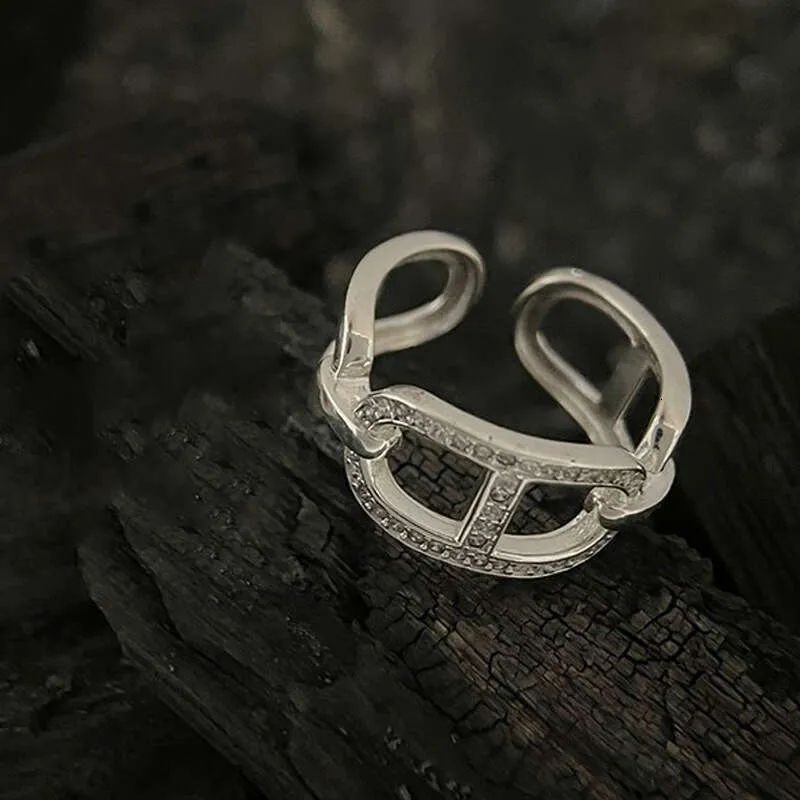 Anello di design con naso di maiale, gioiello minimalista di lusso._voghion.com