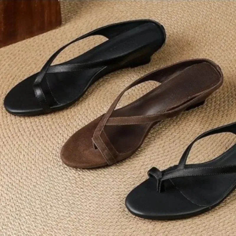 Ciabatte estive in montone Scrub Pop da donna, stile vintage, con punta rotonda aperta e tacco a zeppa, modello Roma Flip Flops 251226_voghion.com