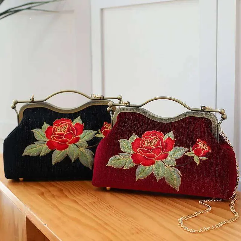 Floral Embroidered Women\'s Bag - Black and Red Classic Black Red Flower Embroidered Clutch Retro Chinese  main image 4