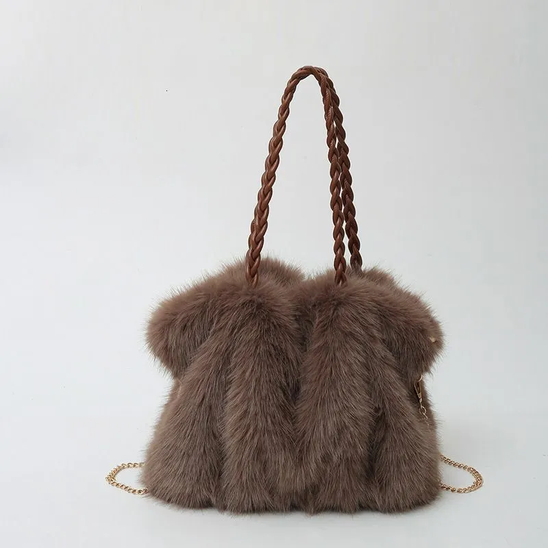 Saldi / Borsa in pelliccia sintetica fatta a mano patchwork / Regalo di Capodanno / Borsa da donna / Regalo per lei - Italia
