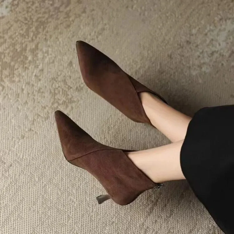 Suède pumps met hoge hakken voor op kantoor, modieuze stilettohakken voor dames, basic pump 250703_voghion.com