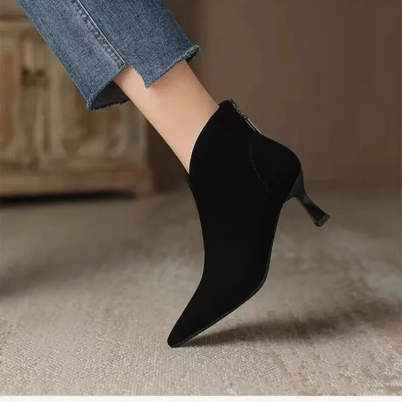Suède pumps met hoge hakken voor op kantoor, modieuze stilettohakken voor dames, basic pump 250703_voghion.com